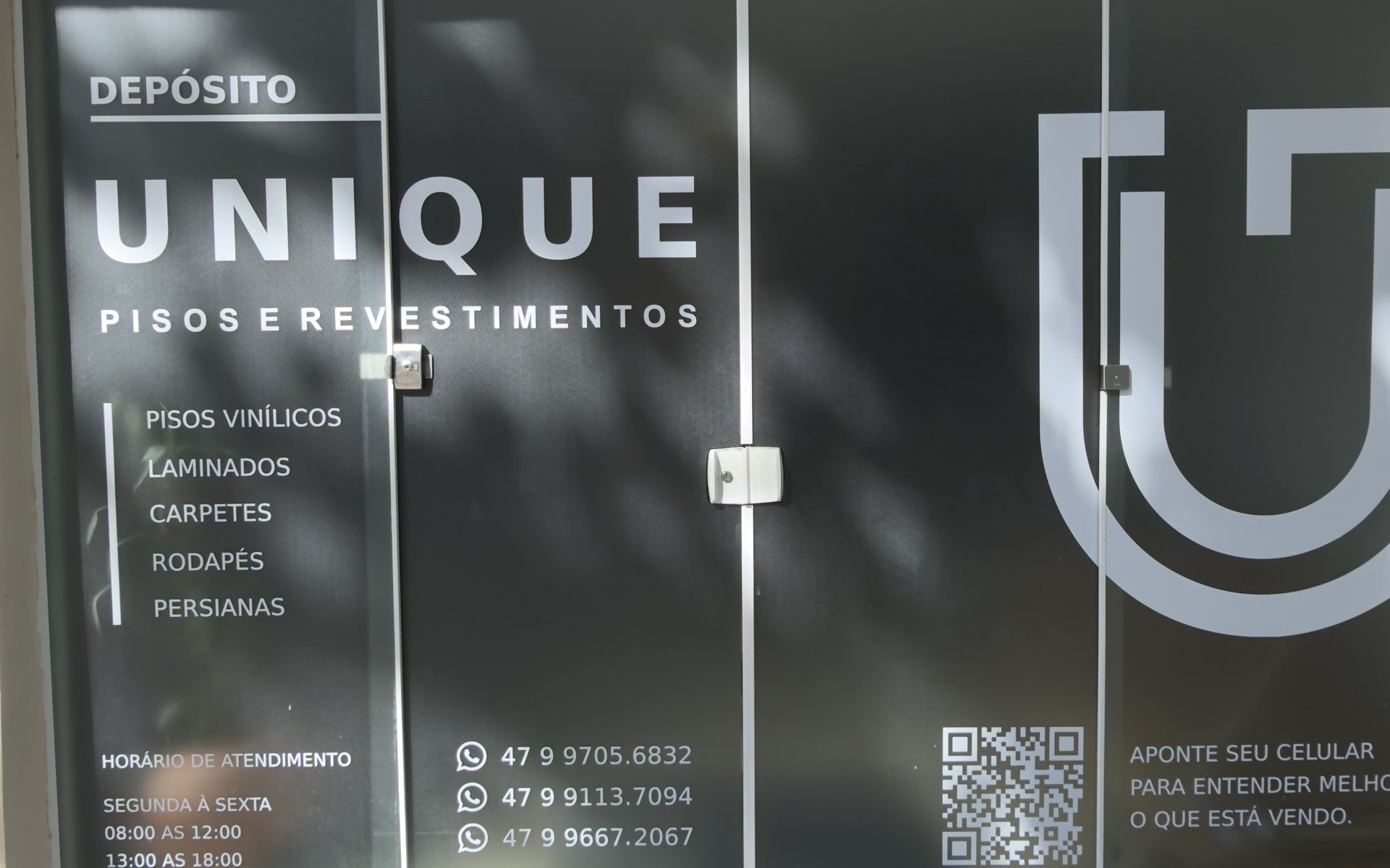 Fachada do Depósito Unique Pisos e Revestimentos em Balneário Camboriú