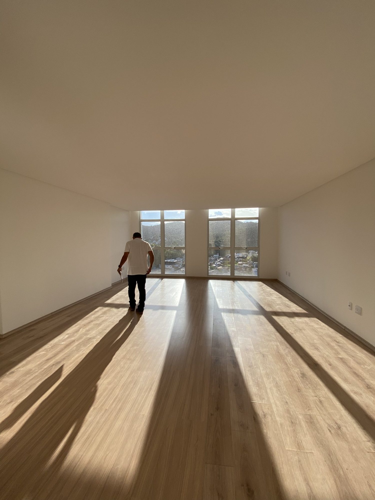 Ambiente amplo com piso instalado pela Unique, luz natural pelas janelas