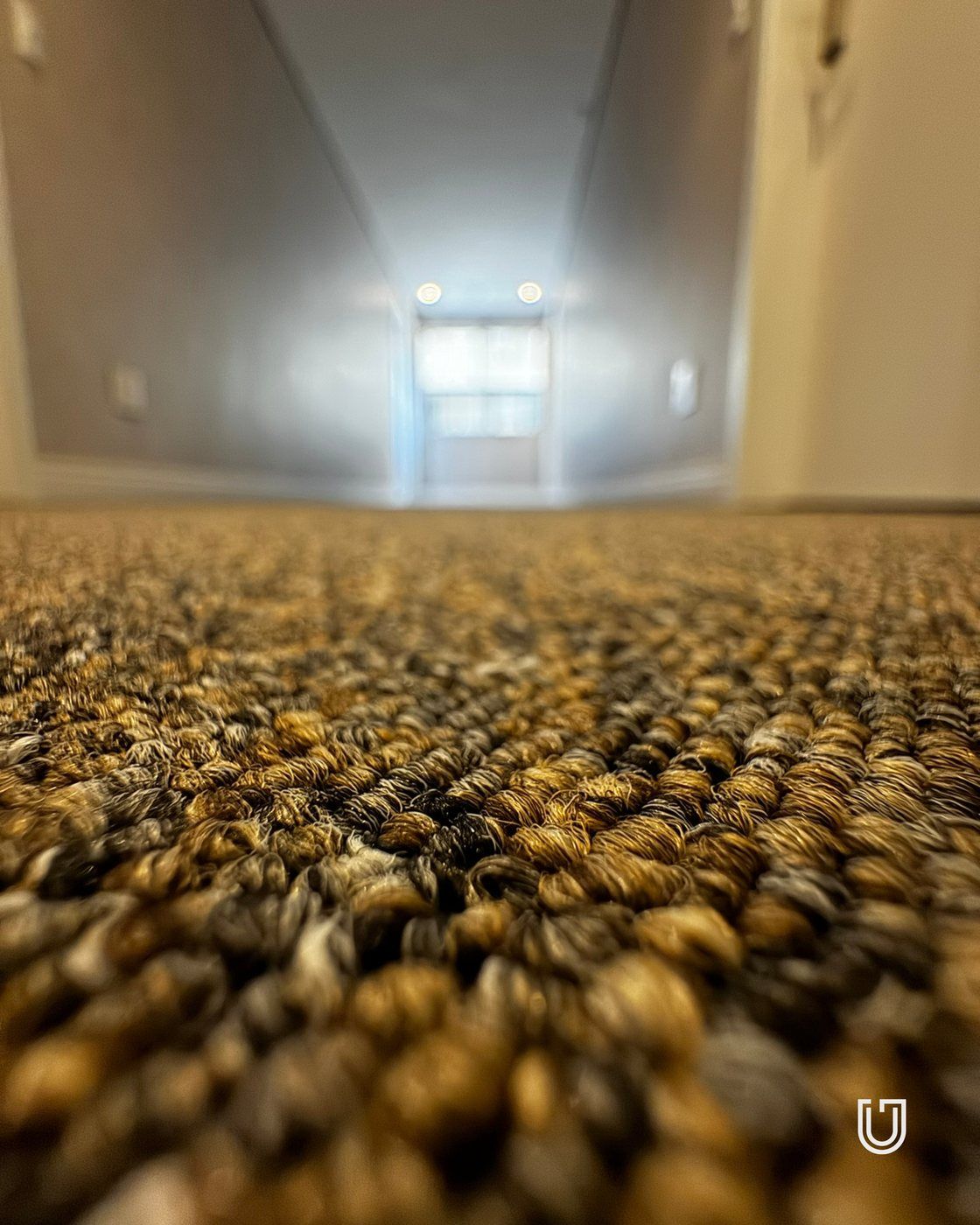 Detalhe da textura de carpete residencial em tom marrom