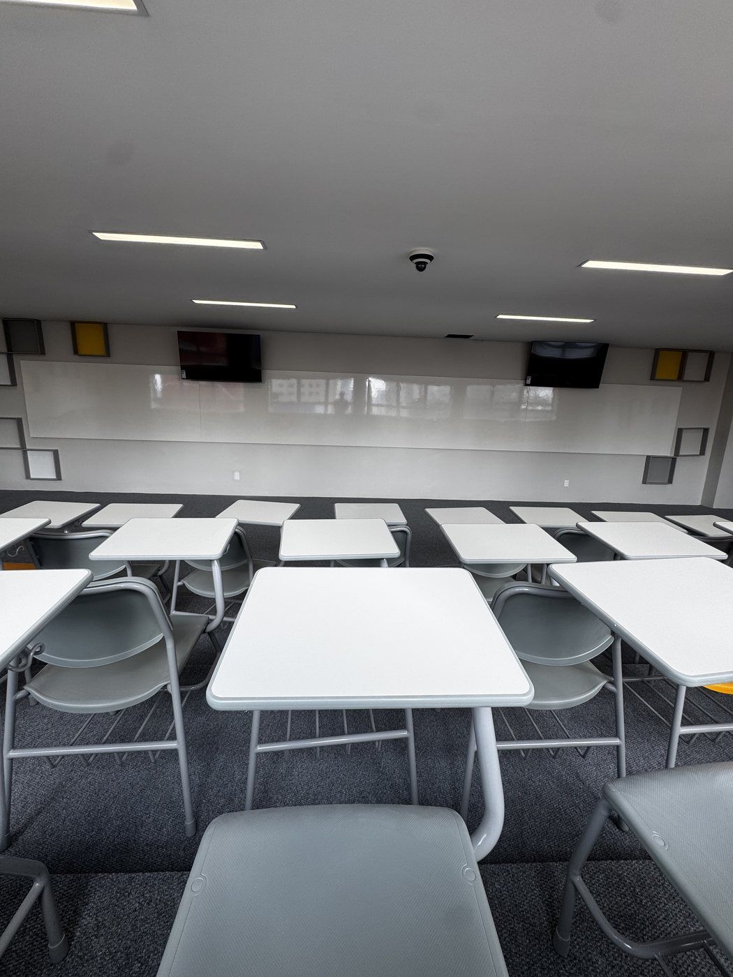 Sala corporativa com carpete modular em placas