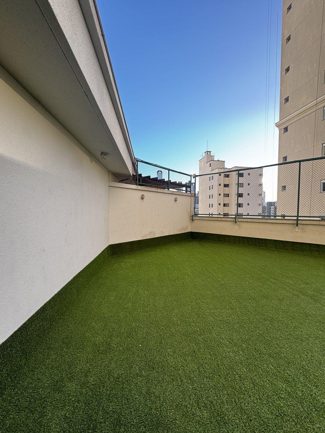 Grama sintética em terraço com vista para a cidade