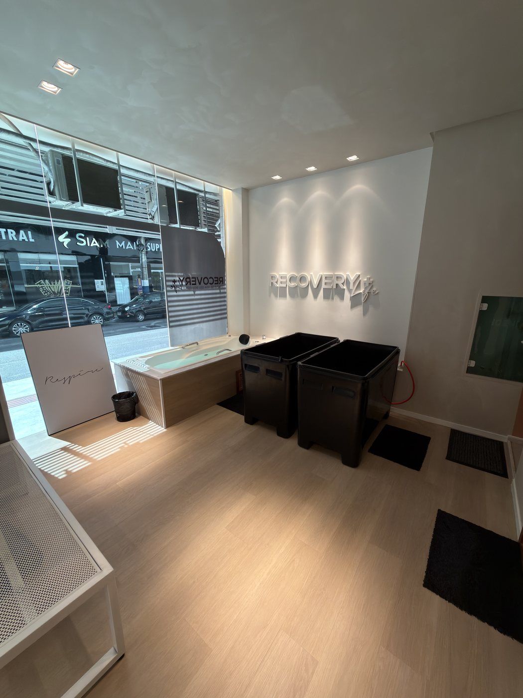 Piso laminado amadeirado em sala de estar com sofá