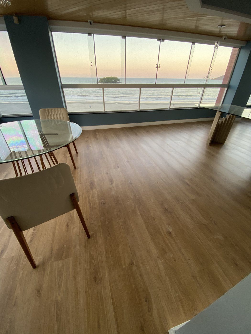 Piso laminado em living com janelas panorâmicas