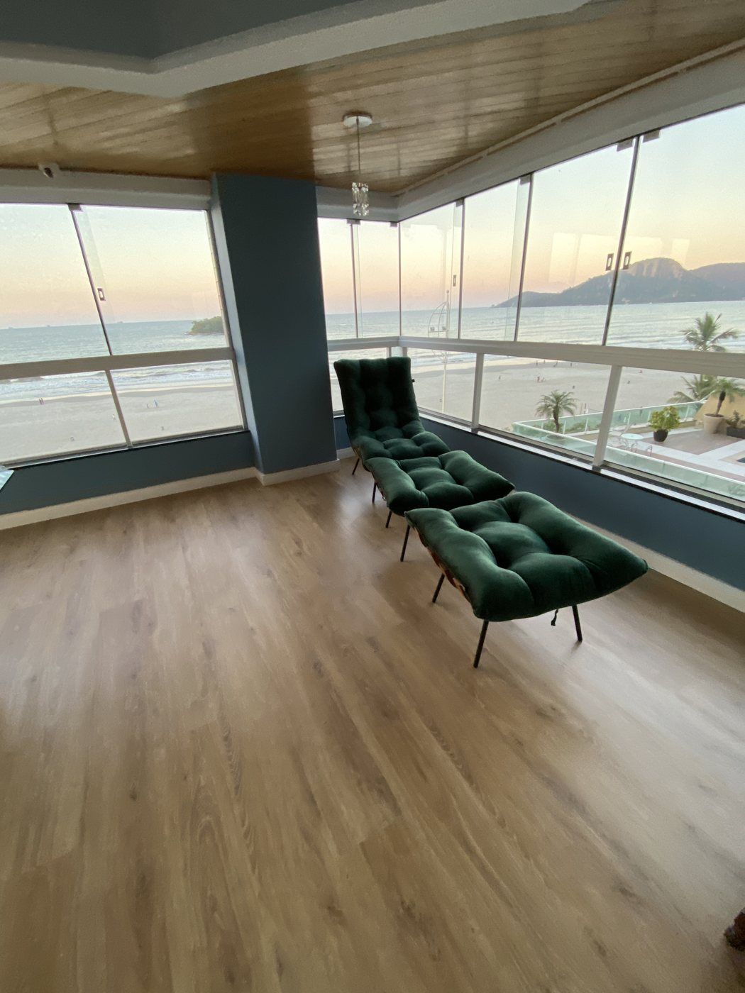 Piso laminado amadeirado em sala com vista