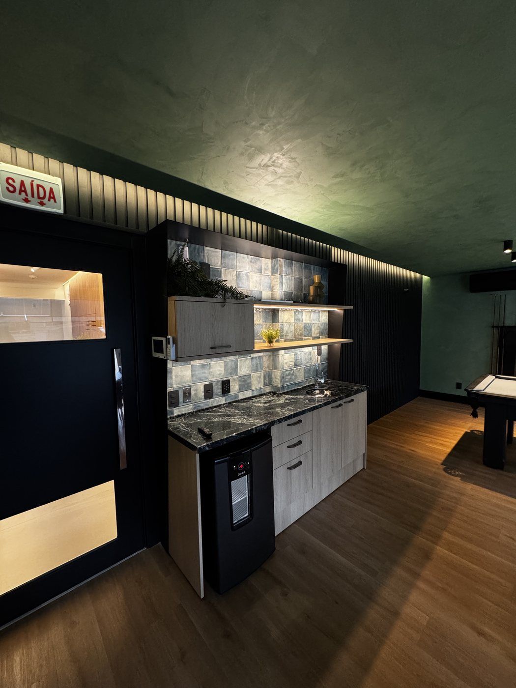 Painel ripado em área gourmet com iluminação