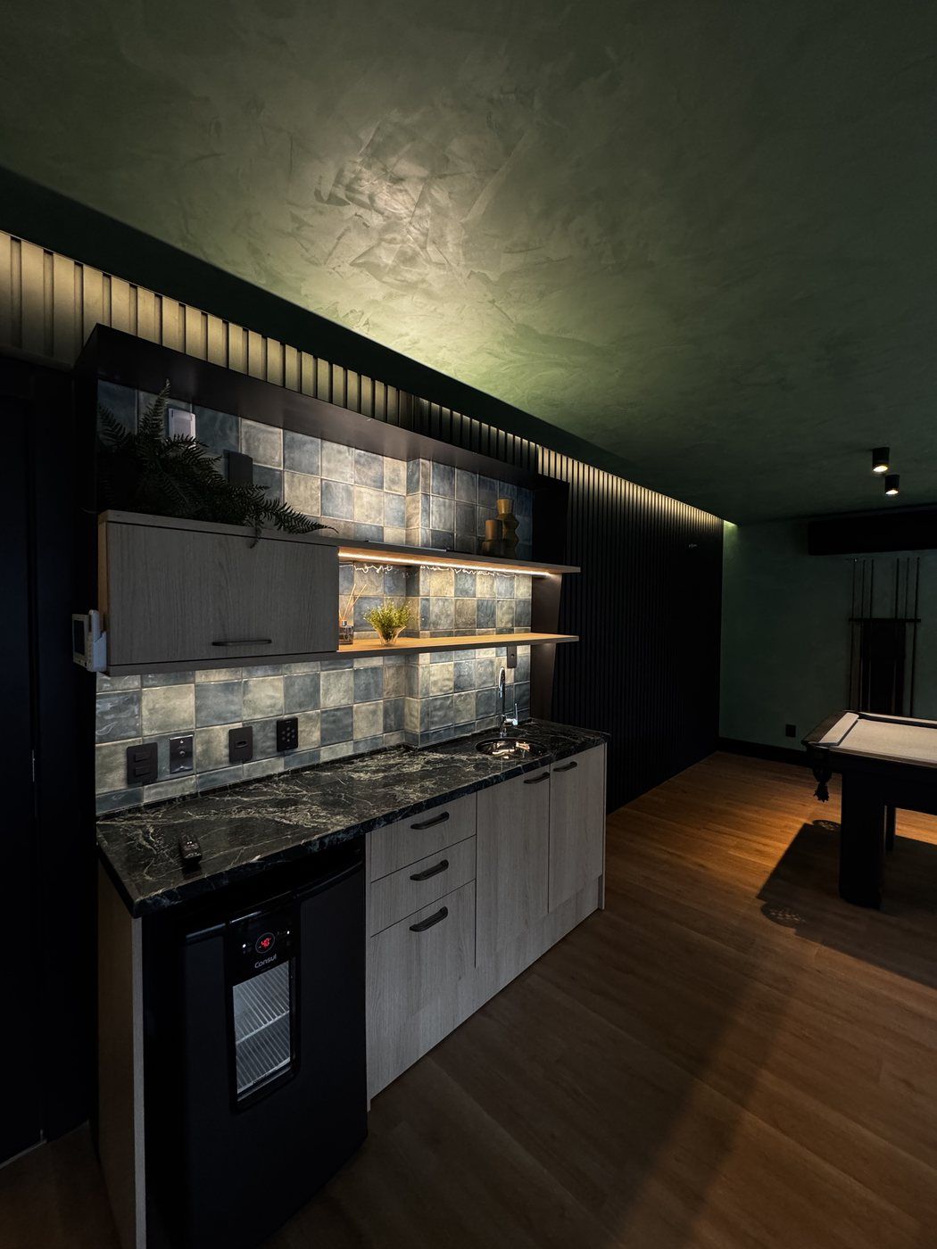 Painel ripado decorativo em espaço gourmet